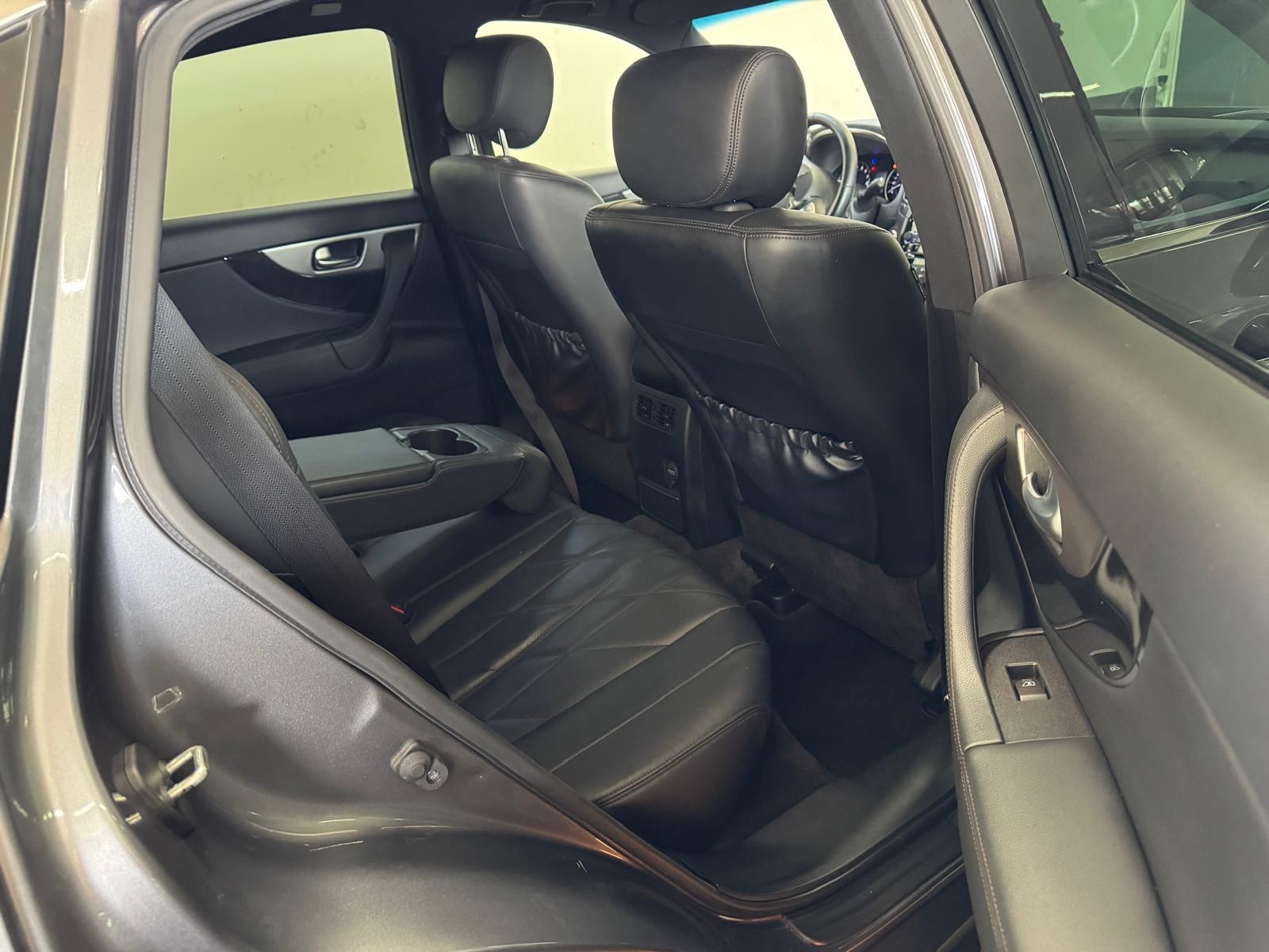 INFINITI QX70 5.0 S Premium AWD Automatic-image-7