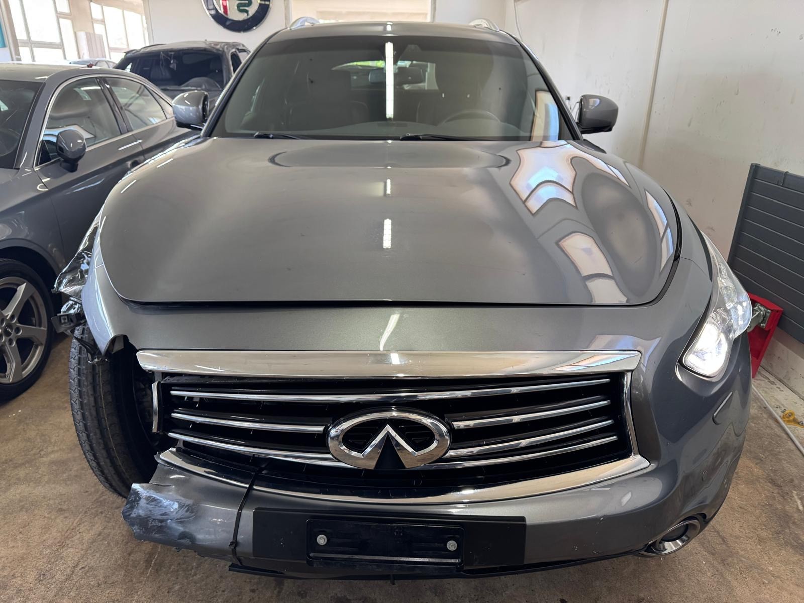 INFINITI QX70 5.0 S Premium AWD Automatic-image-4