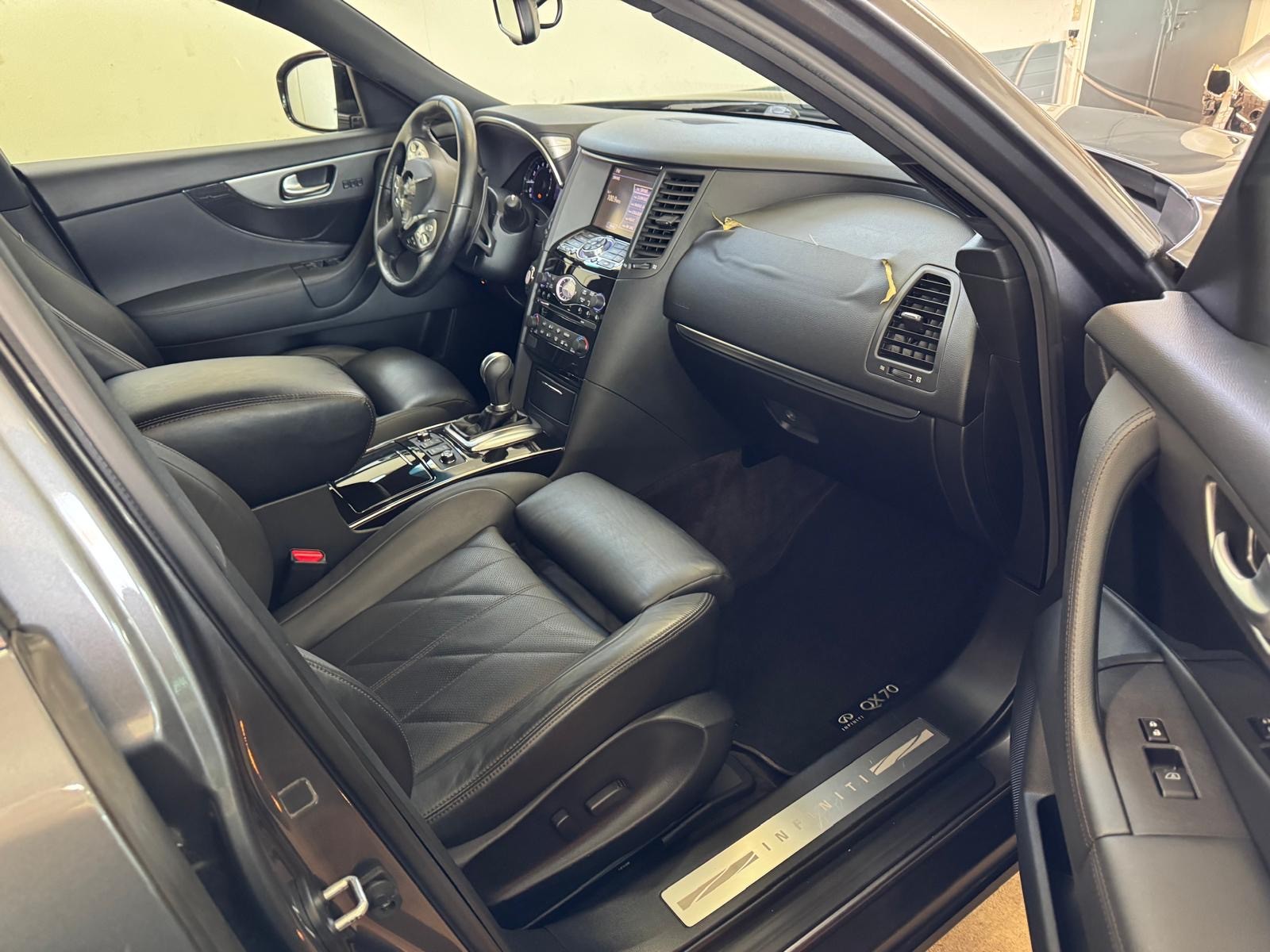 INFINITI QX70 5.0 S Premium AWD Automatic-image-9