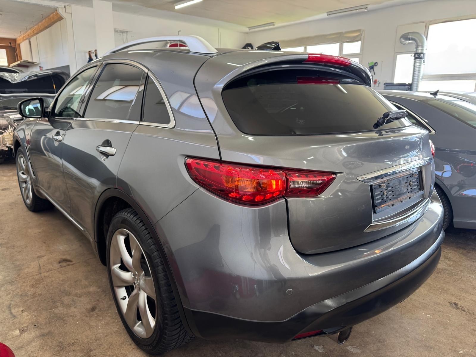 INFINITI QX70 5.0 S Premium AWD Automatic-image-1