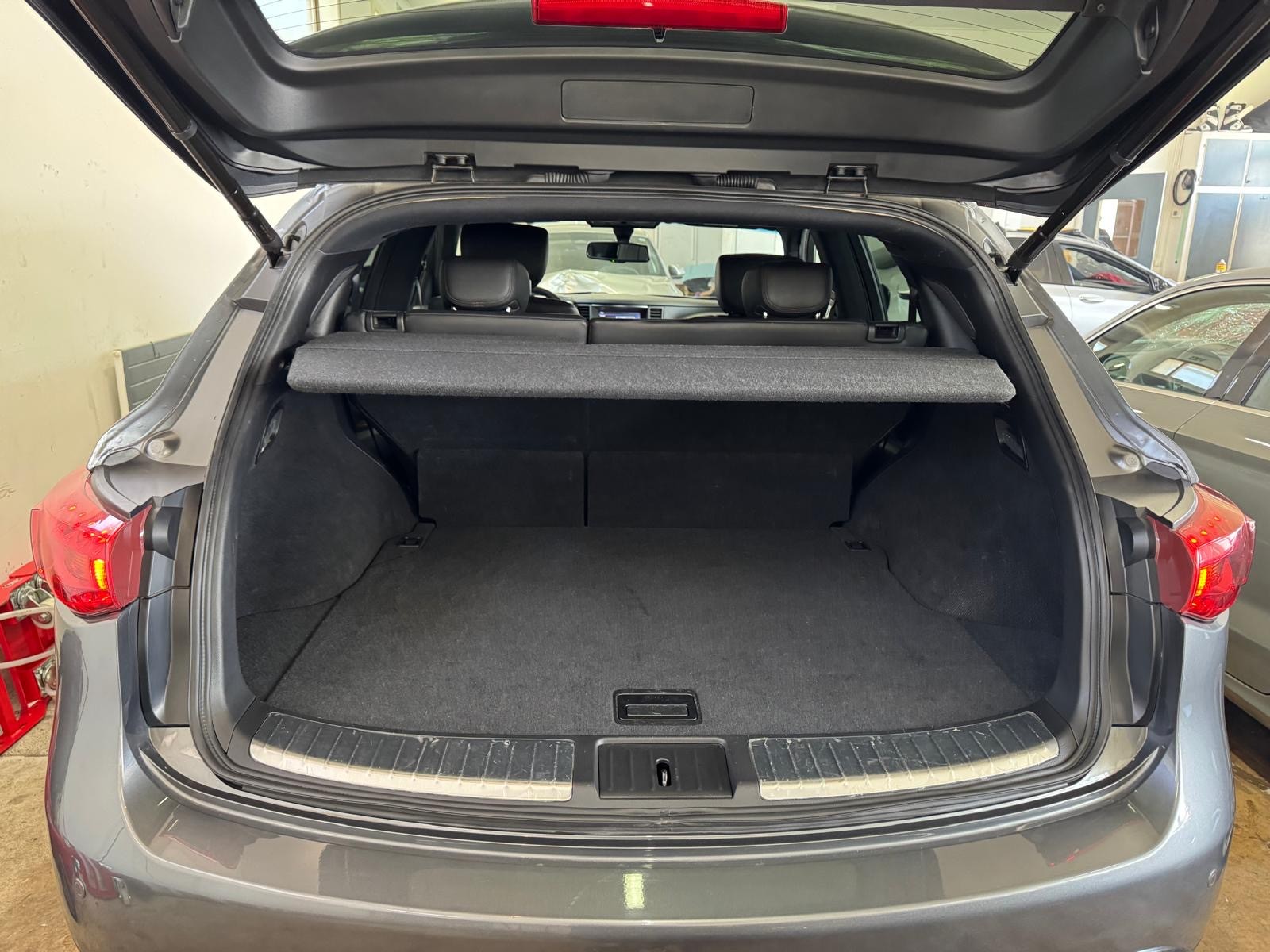 INFINITI QX70 5.0 S Premium AWD Automatic-image-10