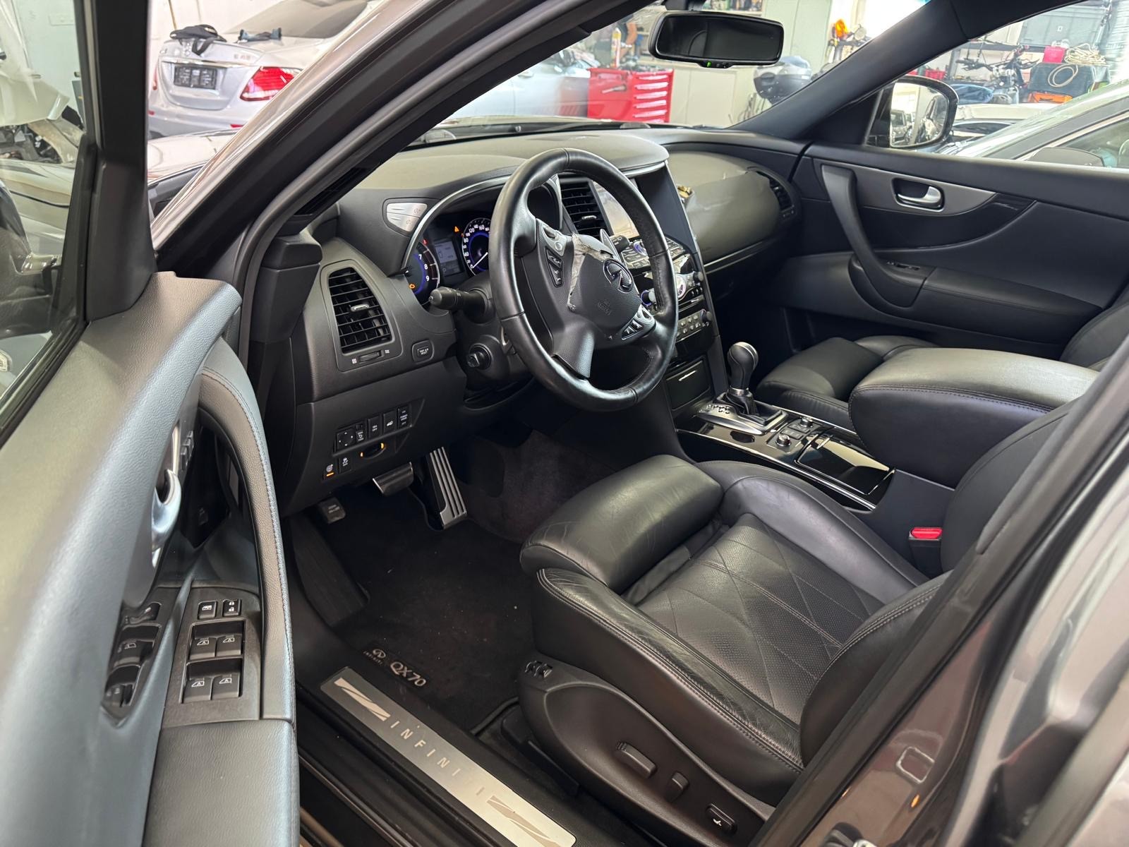 INFINITI QX70 5.0 S Premium AWD Automatic-image-5