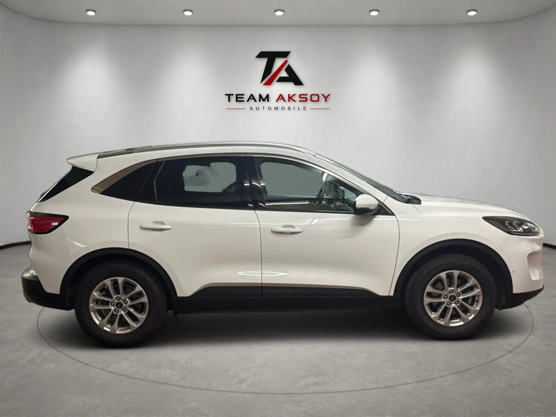 FORD Kuga 2.5 FHEV Titanium 4WD-showroom-element-3
