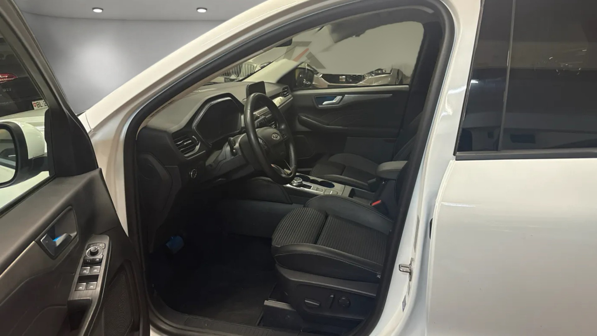 FORD Kuga 2.5 FHEV Titanium 4WD-image-9