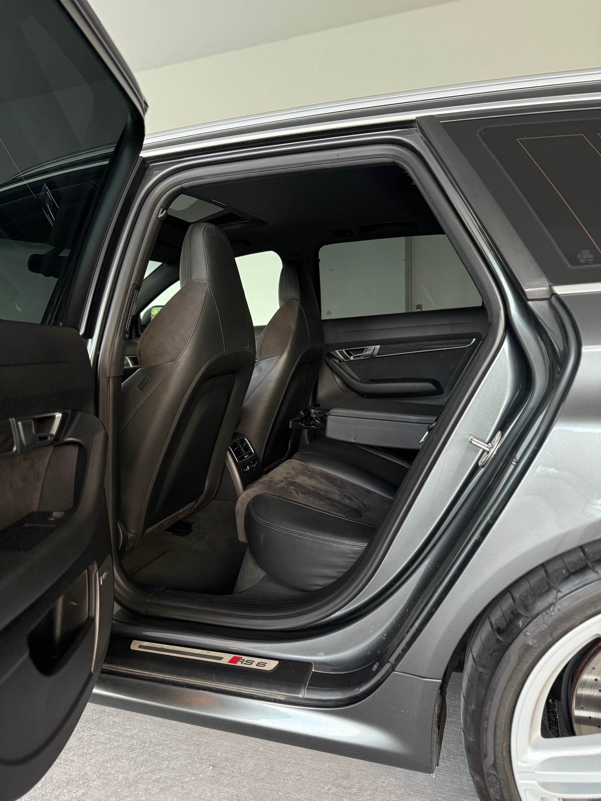 AUDI RS6 Avant 5.0 TFSI V10 quattro tiptronic-image-17