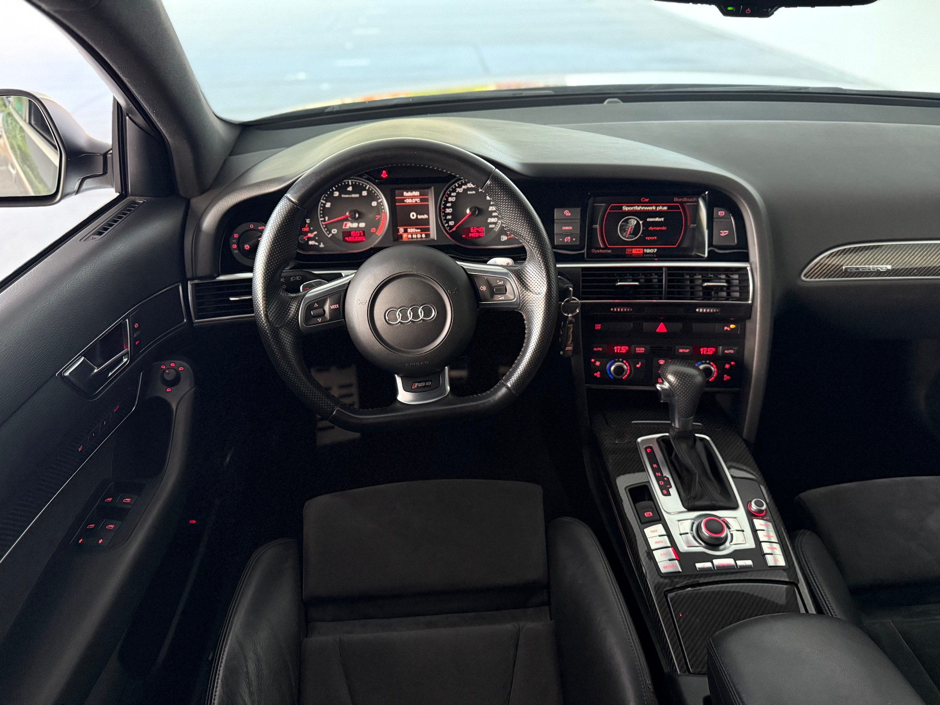AUDI RS6 Avant 5.0 TFSI V10 quattro tiptronic-image-12