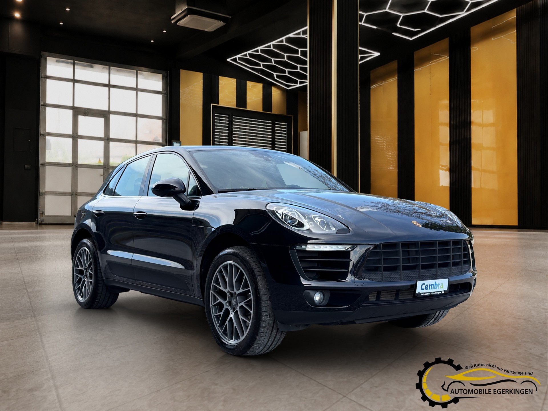 PORSCHE Macan 2.0-showroom-element-2