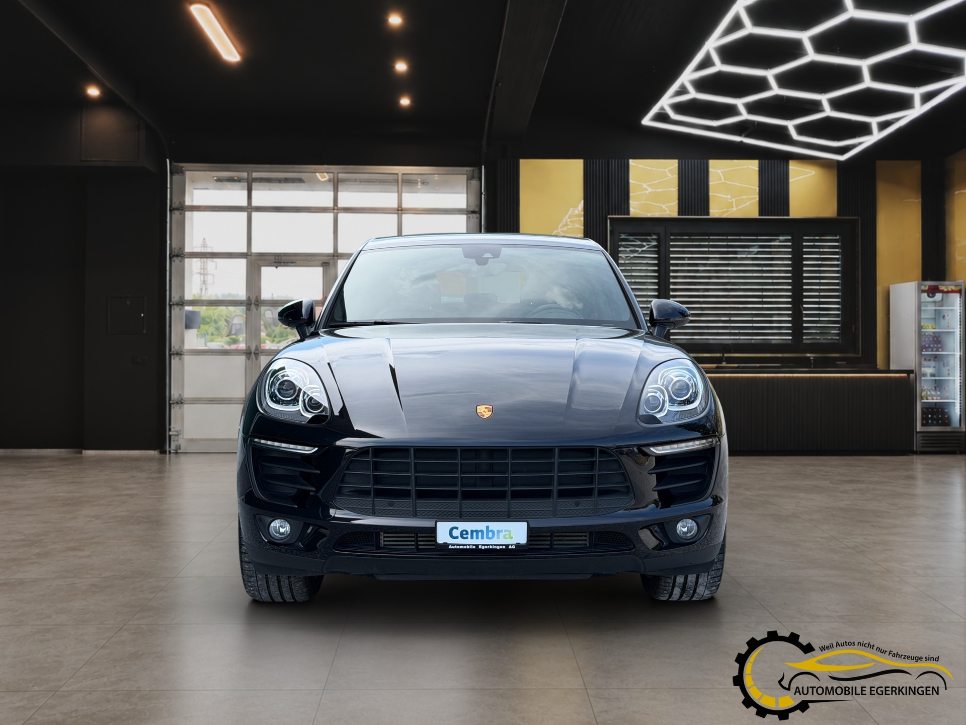 PORSCHE Macan 2.0-showroom-element-1