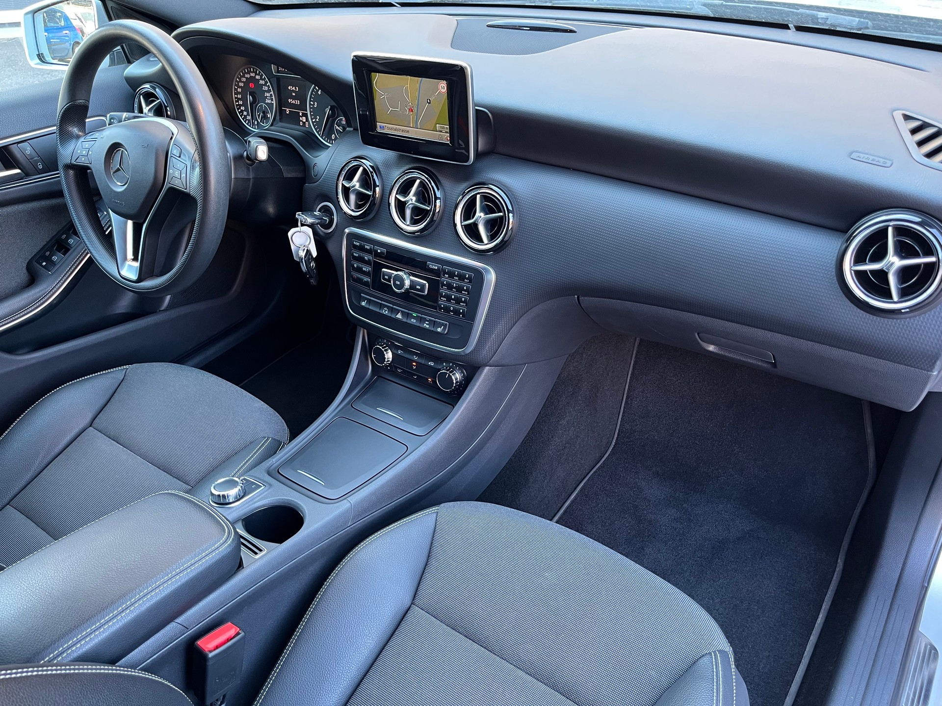MERCEDES-BENZ A 180 Urban 7G-DCT / Frisch ab MFK / Service gepflegt / 8-fach bereift-image-11