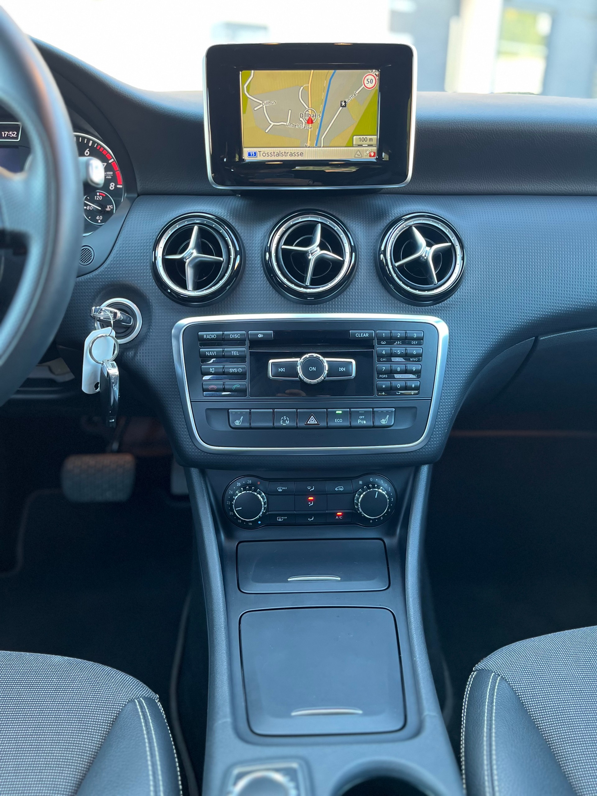 MERCEDES-BENZ A 180 Urban 7G-DCT / Frisch ab MFK / Service gepflegt / 8-fach bereift-image-8
