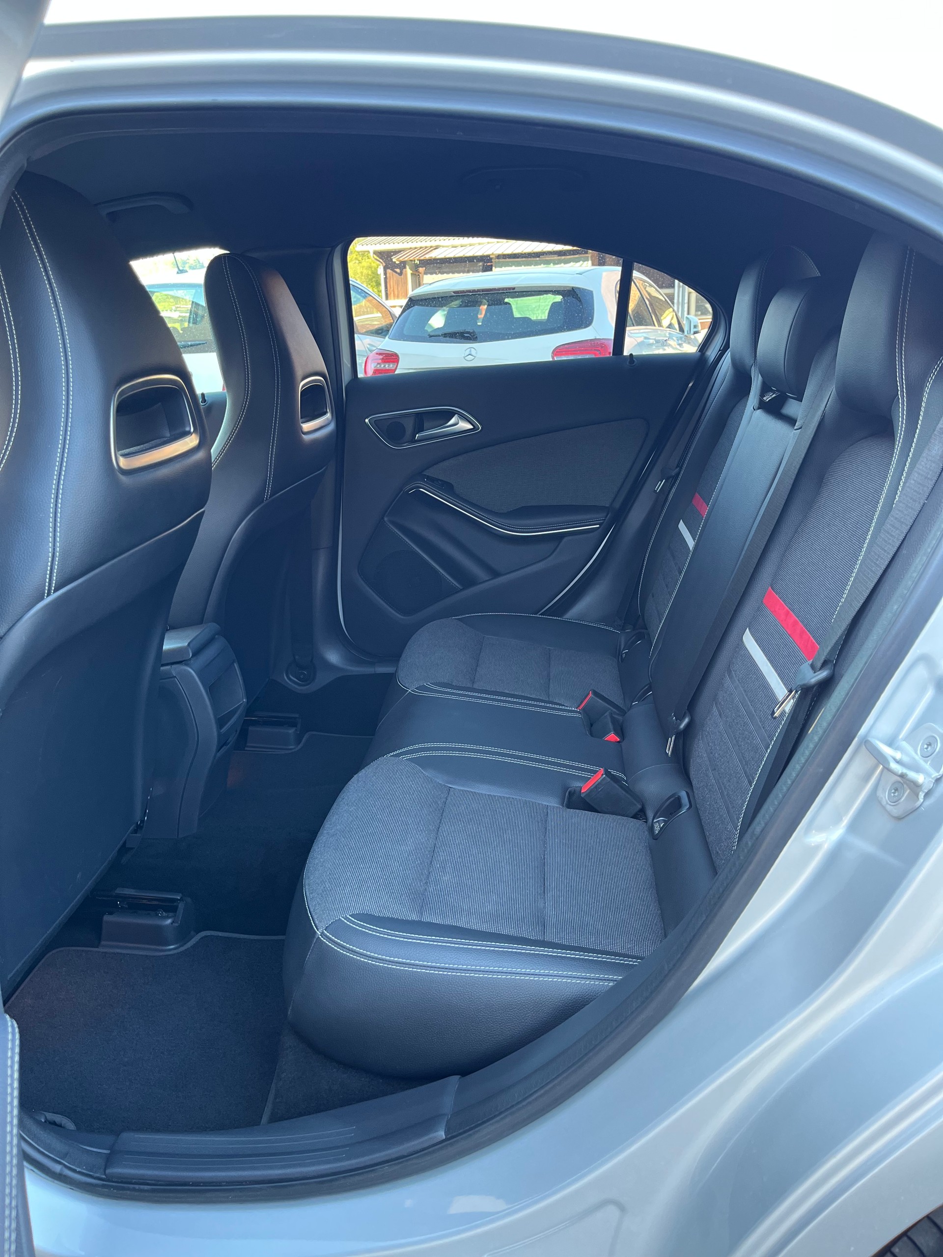 MERCEDES-BENZ A 180 Urban 7G-DCT / Frisch ab MFK / Service gepflegt / 8-fach bereift-image-5
