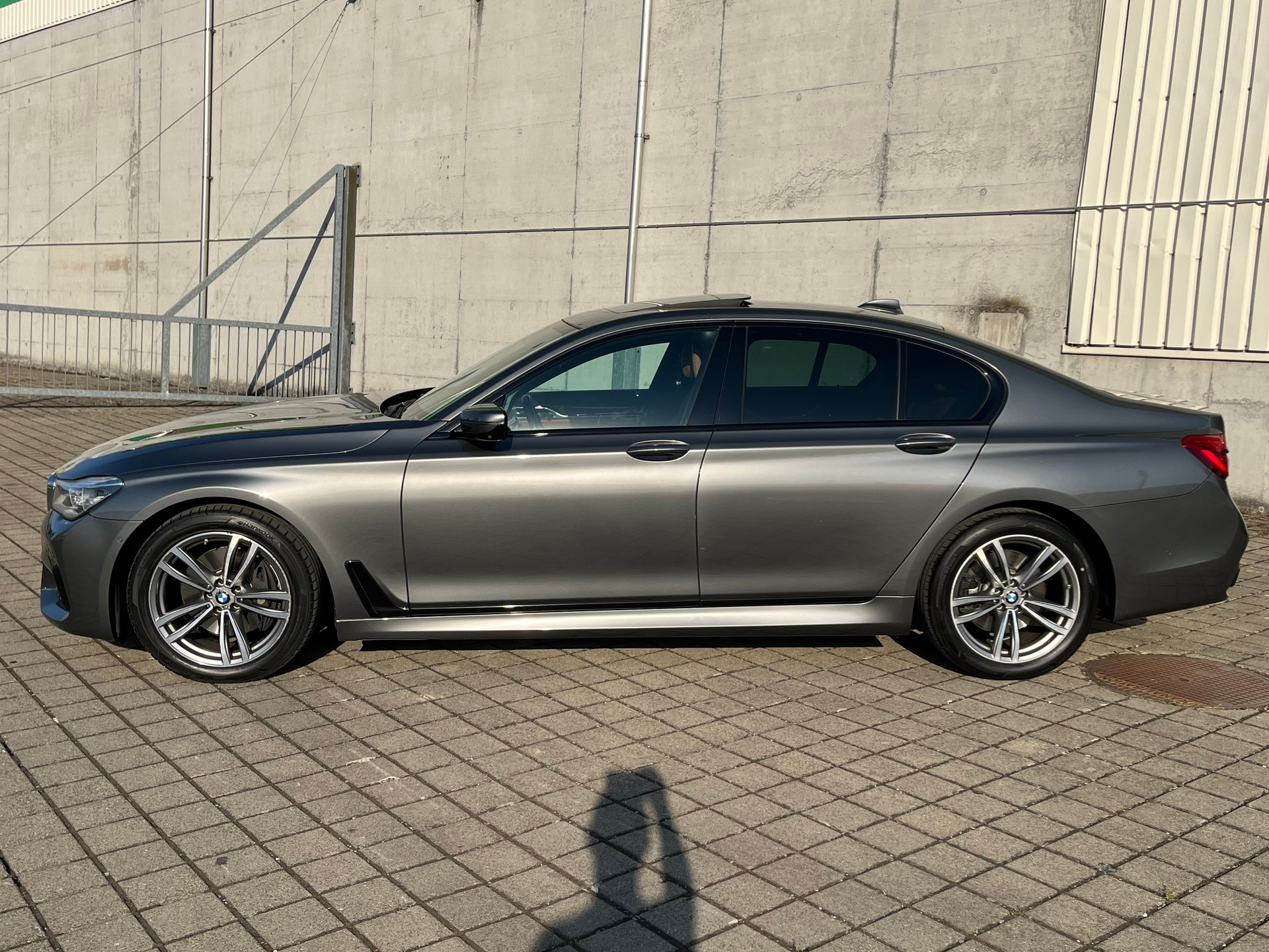 BMW 730d xDrive M Sport Steptronic-image-2