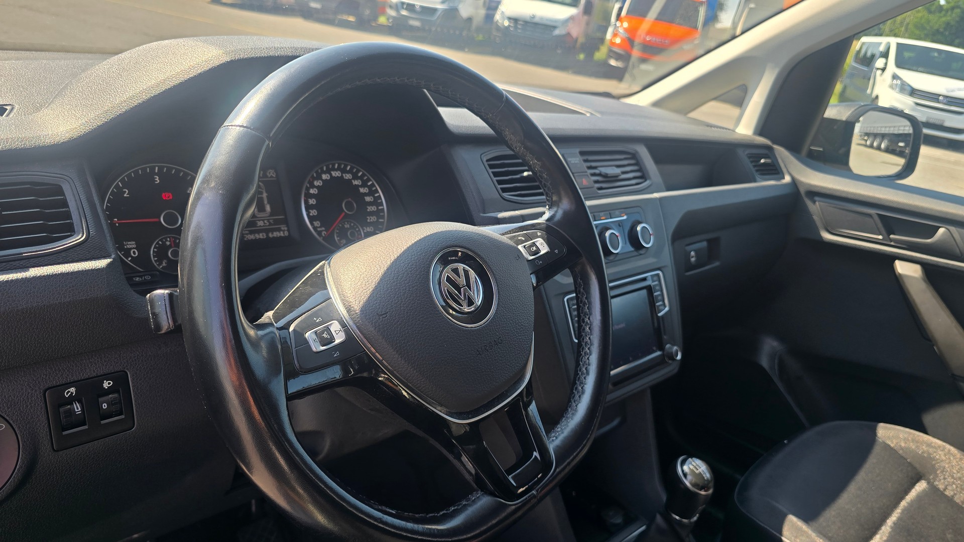 VW Caddy Maxi 2.0TDI BlueMotion Technology-image-11