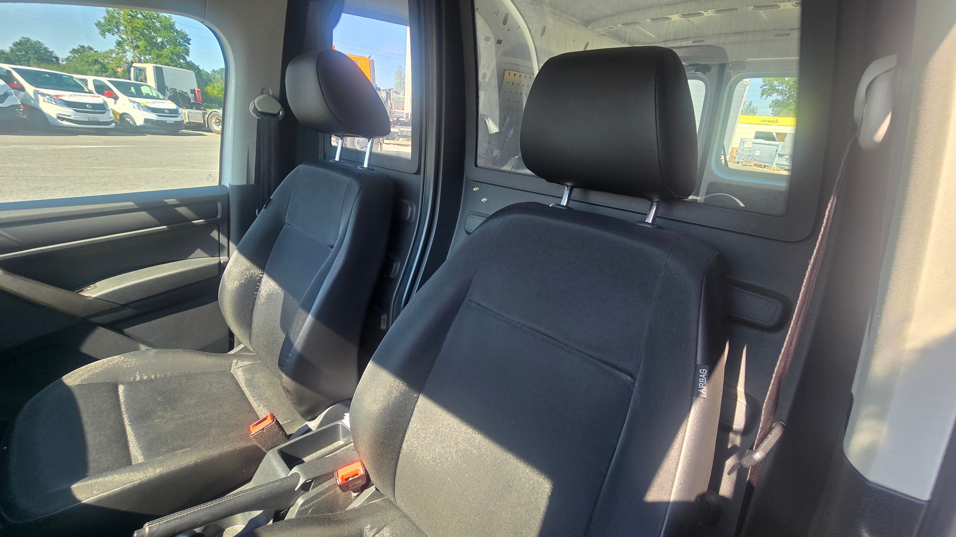 VW Caddy Maxi 2.0TDI BlueMotion Technology-image-12