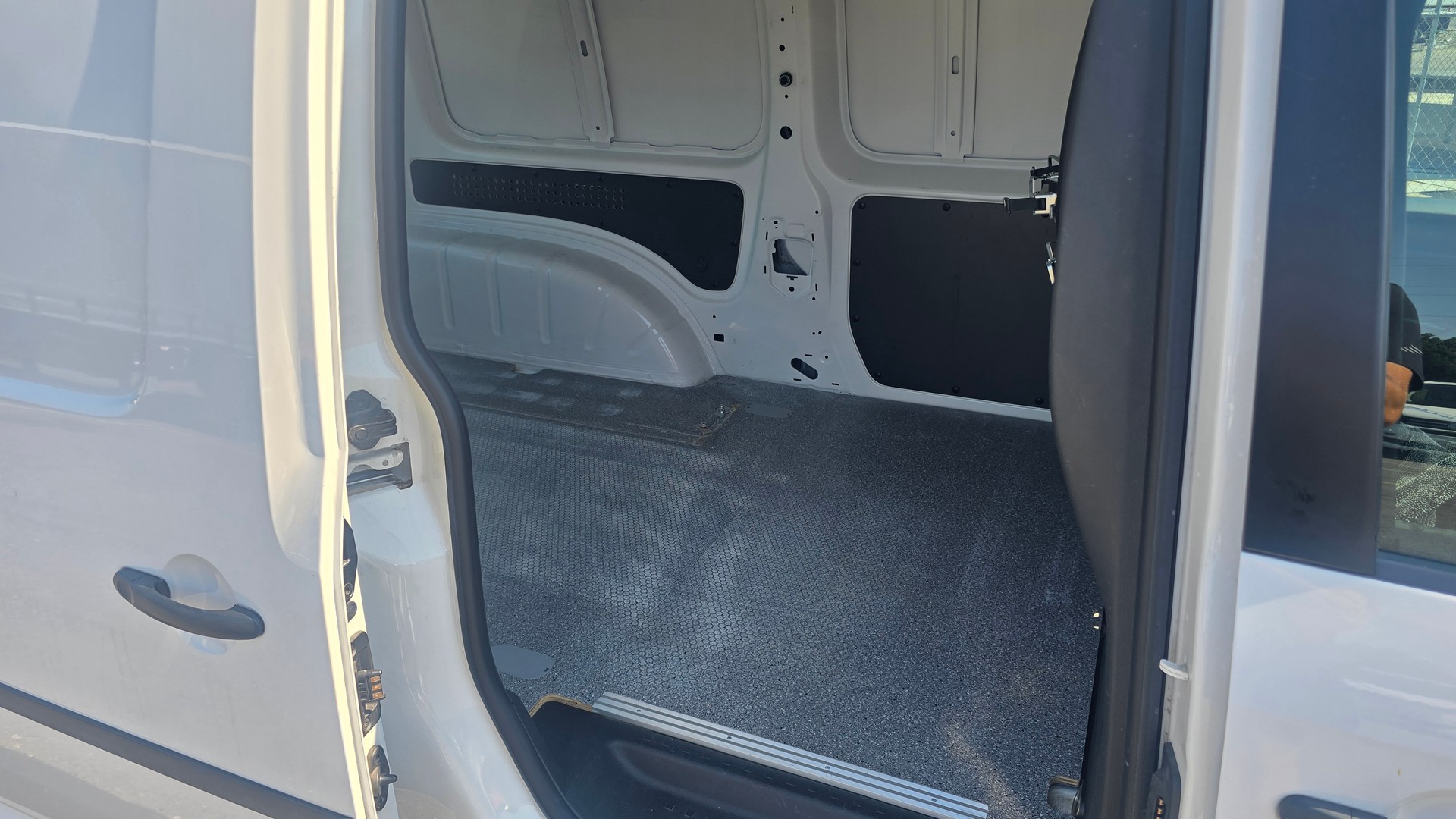 VW Caddy Maxi 2.0TDI BlueMotion Technology-image-9