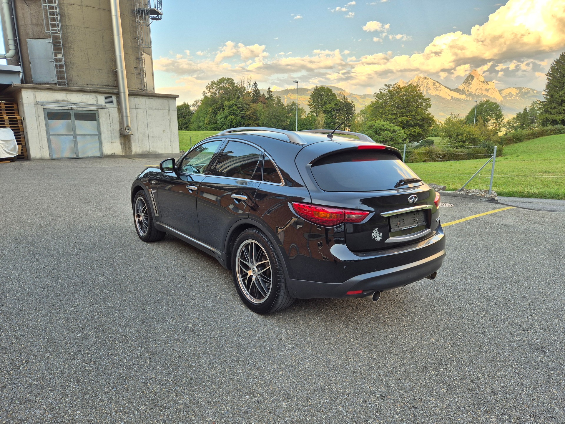 INFINITI QX70 3.0d S Premium AWD Automatic-image-2