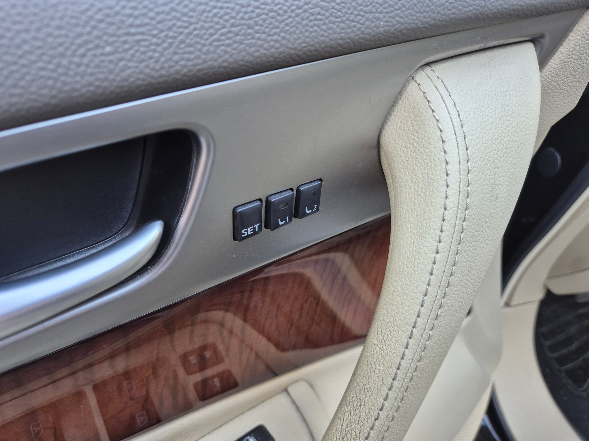 INFINITI QX70 3.0d S Premium AWD Automatic-image-9