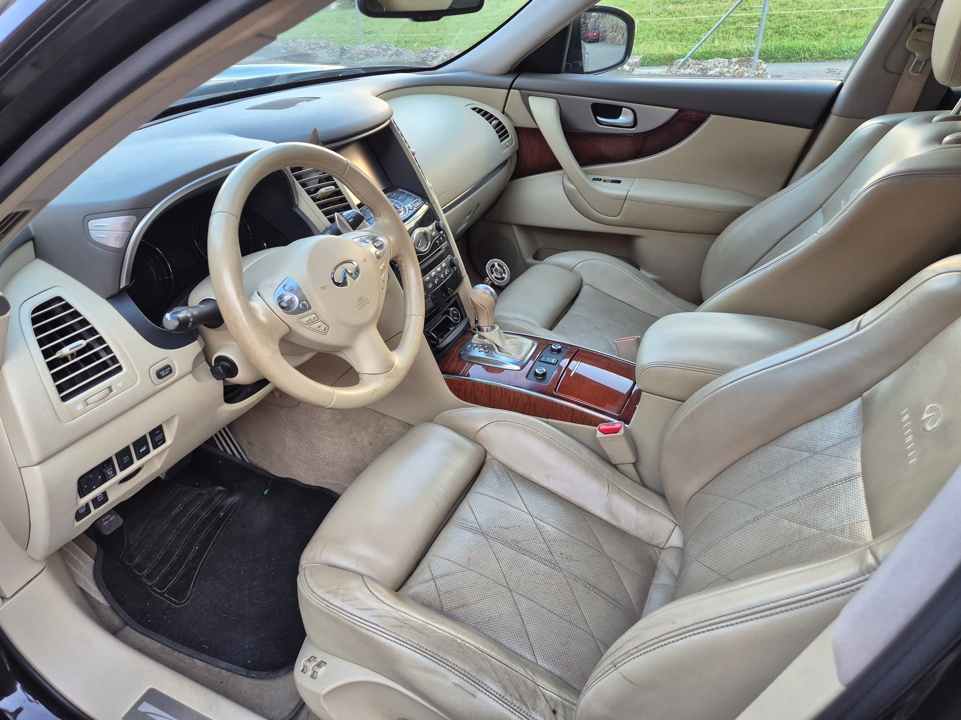 INFINITI QX70 3.0d S Premium AWD Automatic-image-6