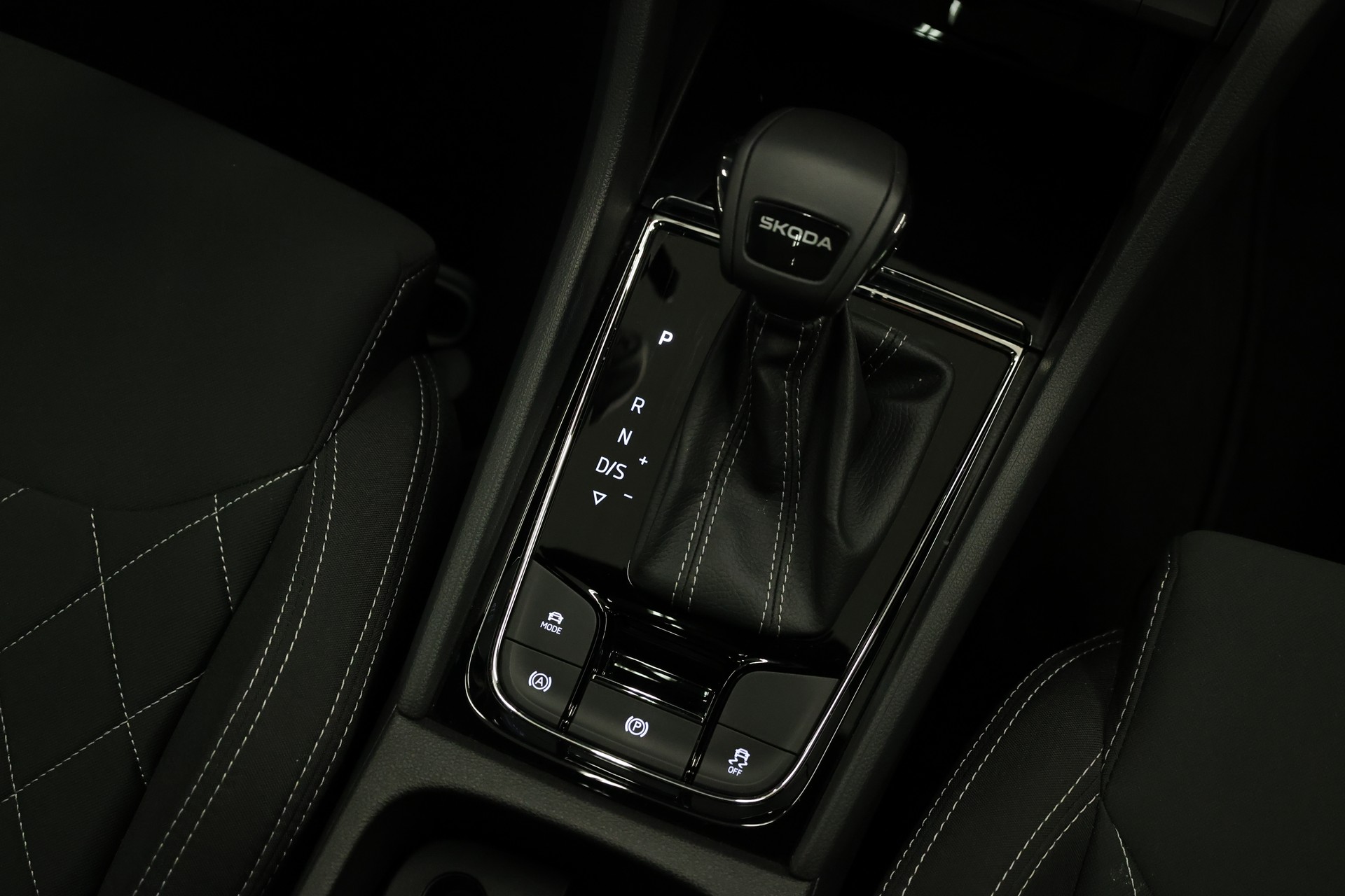 SKODA Karoq 1.5 TSI SportLine DSG-image-22