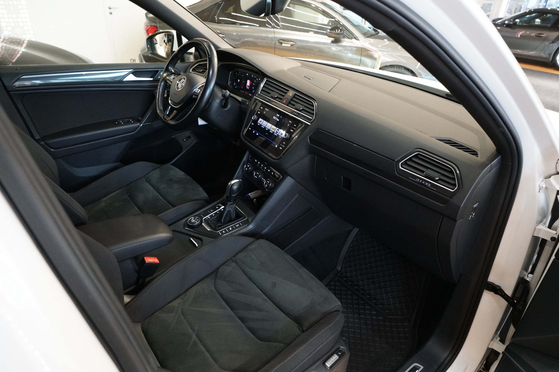 VW Tiguan Allspace 2.0 TDI SCR R-Line 4Motion DSG 7-Sitzer-image-12