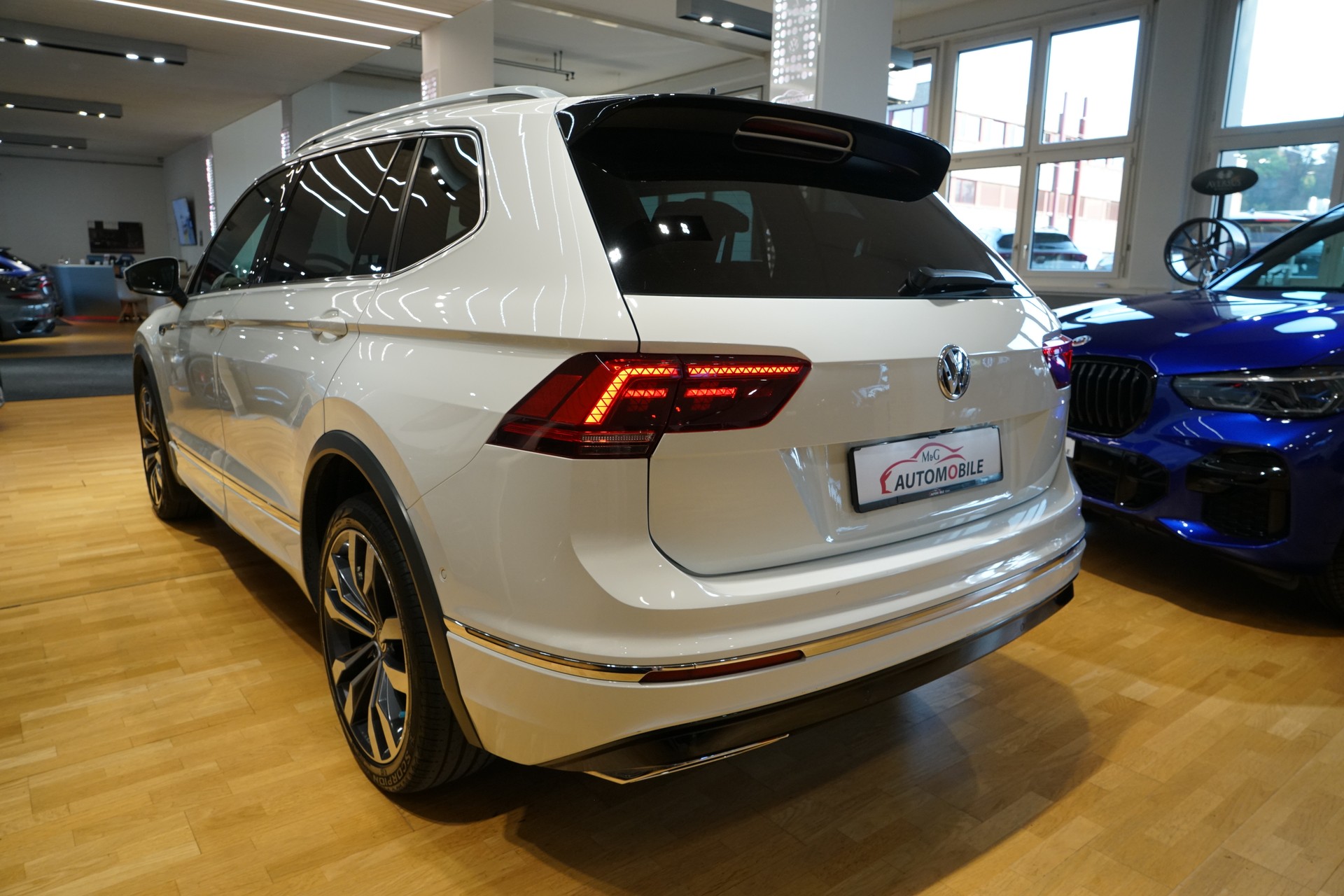 VW Tiguan Allspace 2.0 TDI SCR R-Line 4Motion DSG 7-Sitzer-image-4