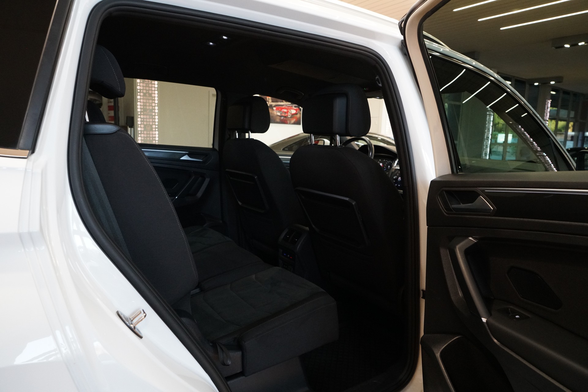 VW Tiguan Allspace 2.0 TDI SCR R-Line 4Motion DSG 7-Sitzer-image-19