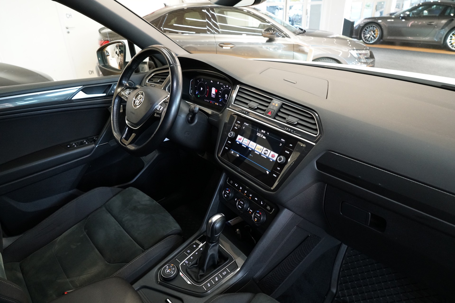 VW Tiguan Allspace 2.0 TDI SCR R-Line 4Motion DSG 7-Sitzer-image-22
