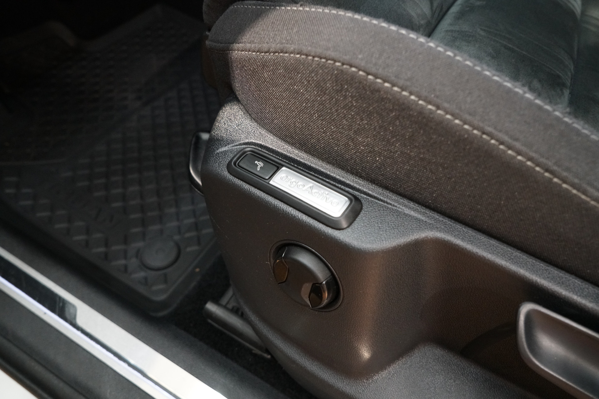 VW Tiguan Allspace 2.0 TDI SCR R-Line 4Motion DSG 7-Sitzer-image-18