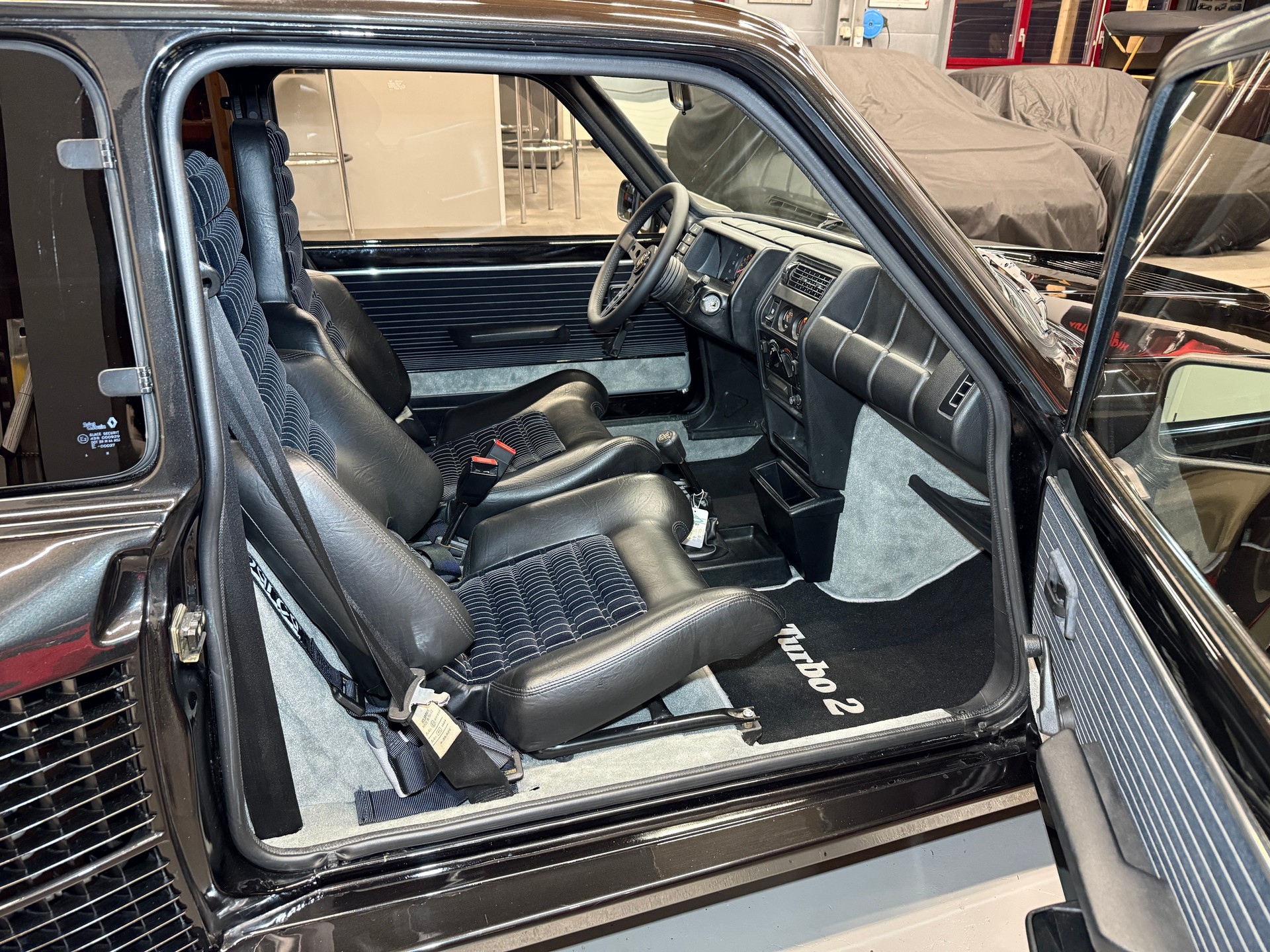 RENAULT R5 Turbo 2 „Noir métallisé“ VETERAN-image-11