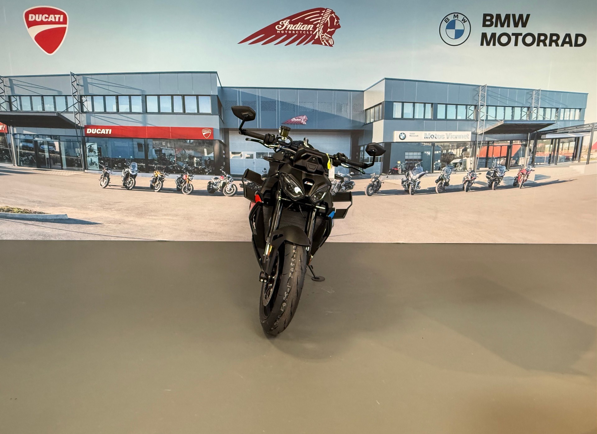 BMW M 1000 R-showroom-element-1
