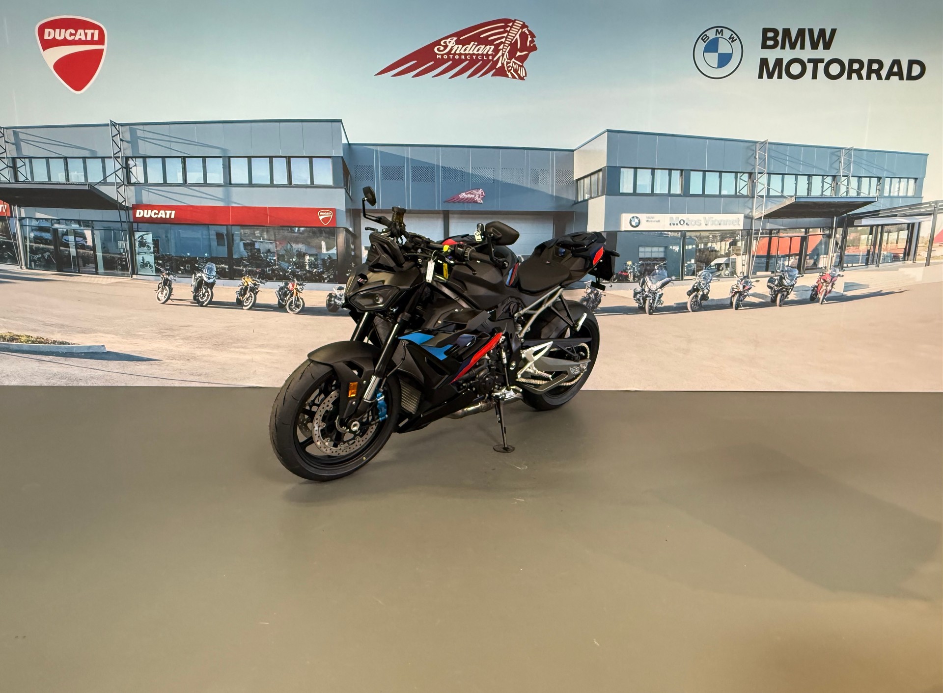 BMW M 1000 R-showroom-element-2