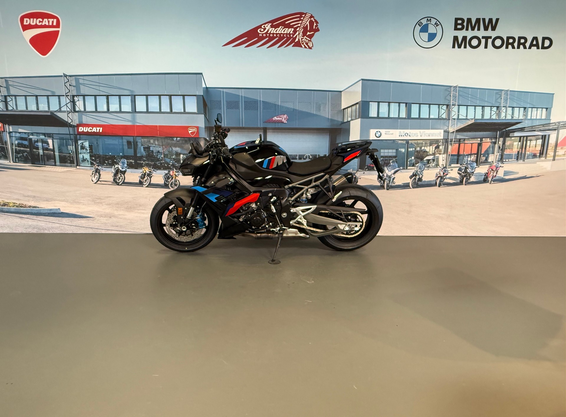 BMW M 1000 R-showroom-element-3