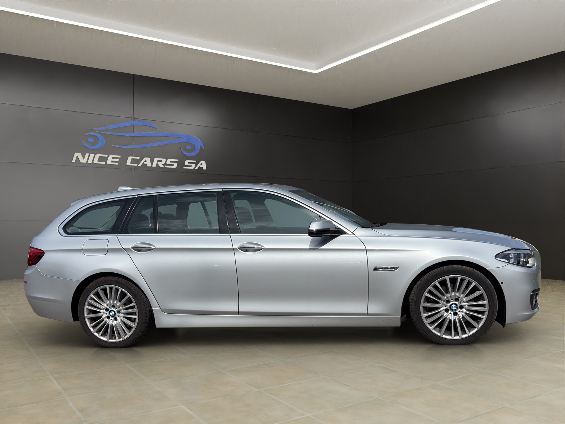 BMW 535i Touring xDrive Luxury Line Steptronic-image-6