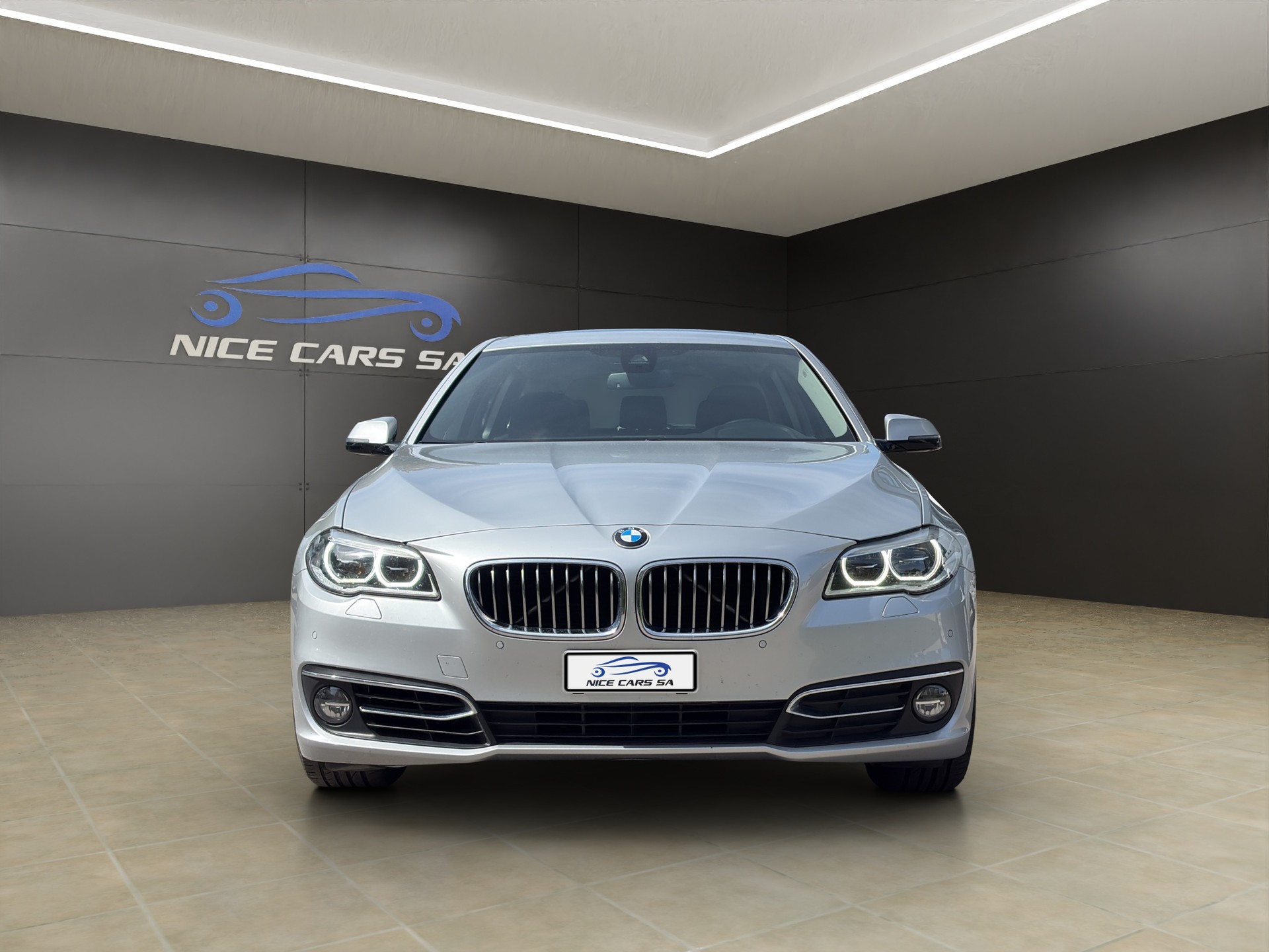 BMW 535i Touring xDrive Luxury Line Steptronic-image-2