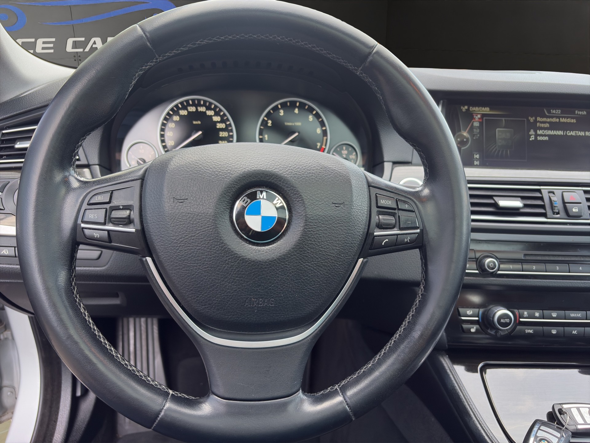 BMW 535i Touring xDrive Luxury Line Steptronic-image-11