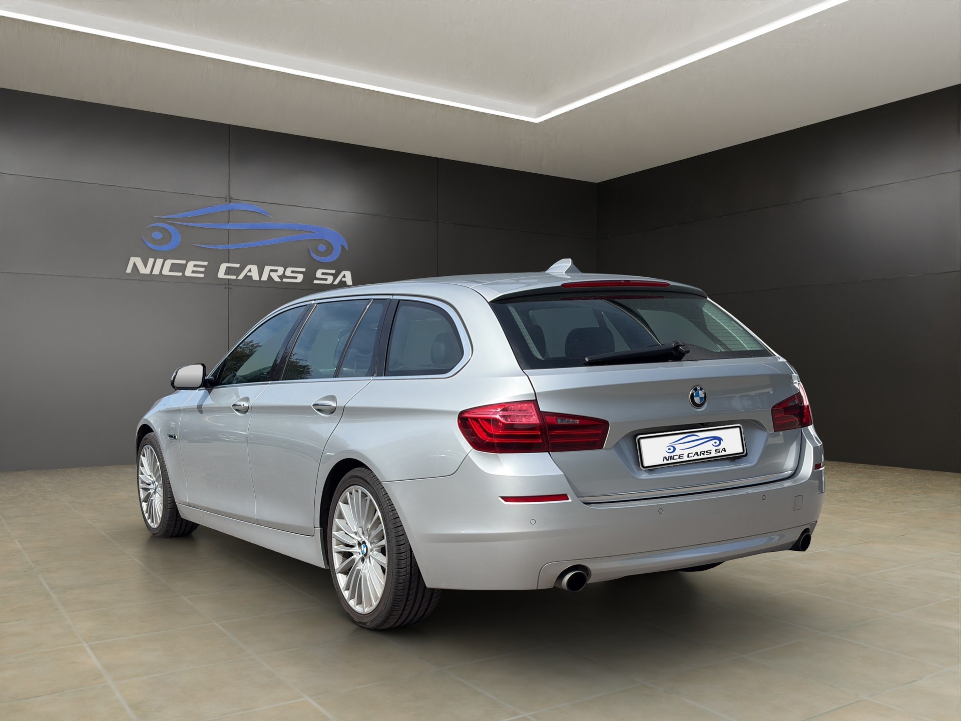 BMW 535i Touring xDrive Luxury Line Steptronic-image-7