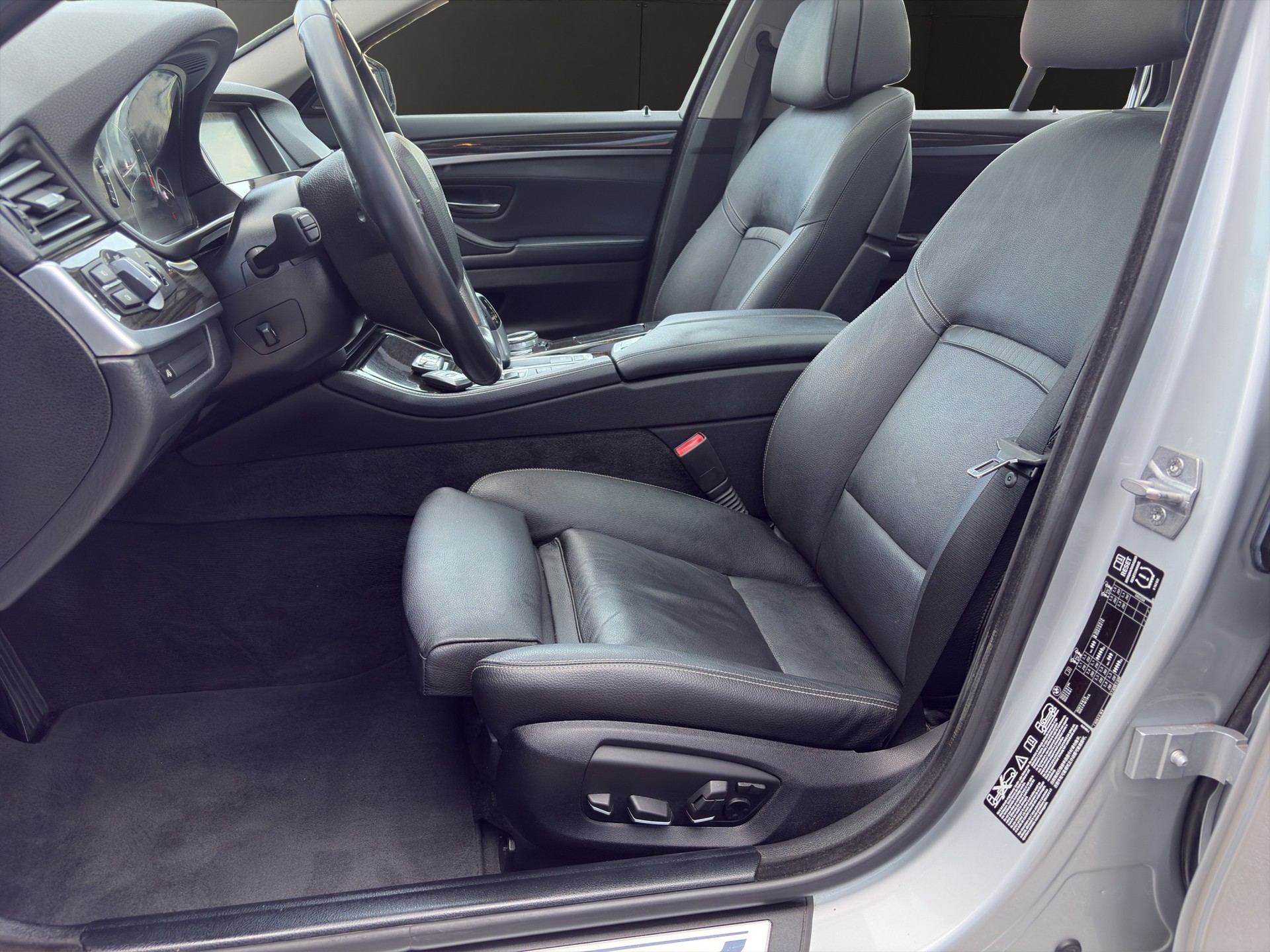 BMW 535i Touring xDrive Luxury Line Steptronic-image-15