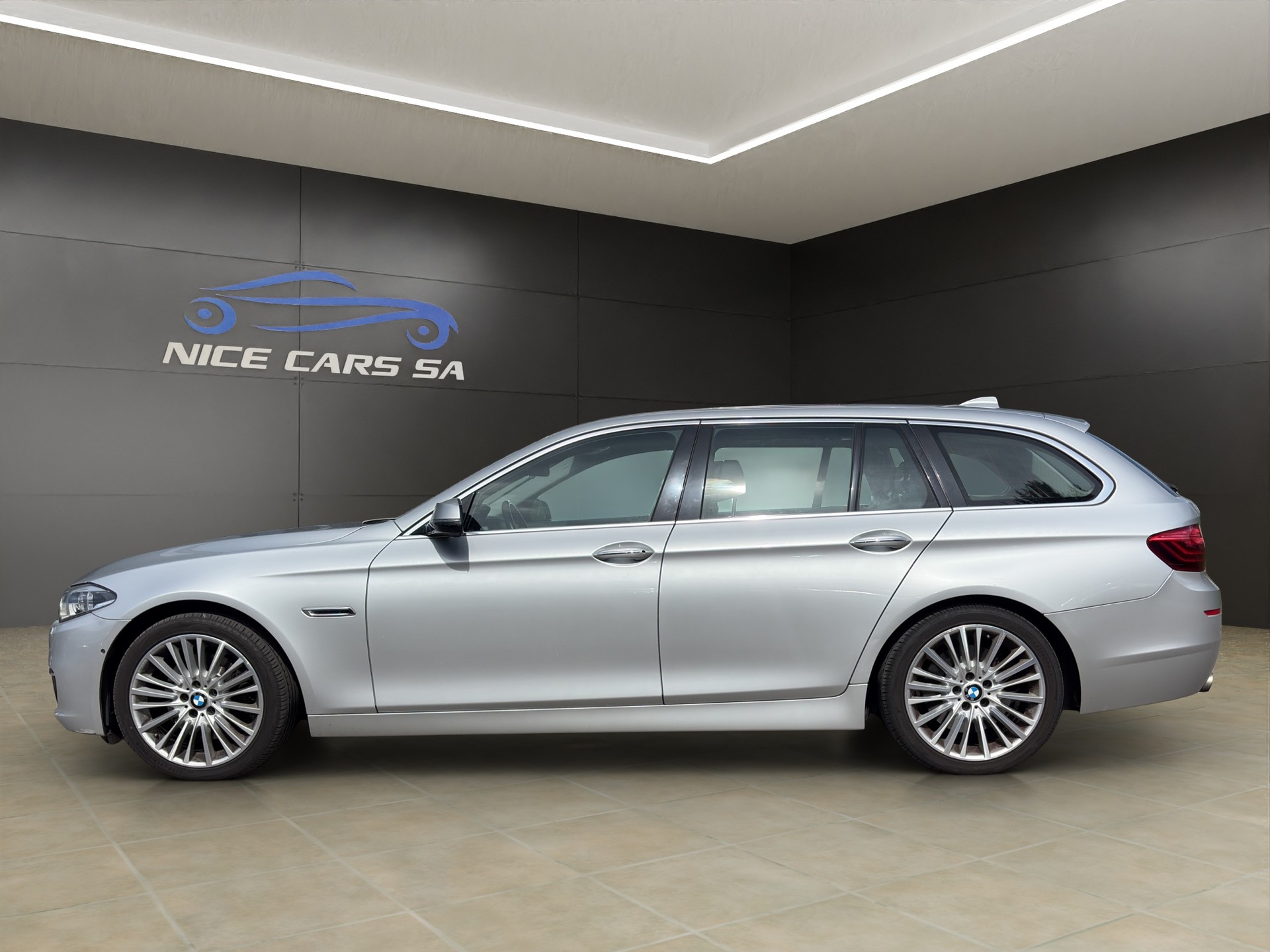 BMW 535i Touring xDrive Luxury Line Steptronic-image-5