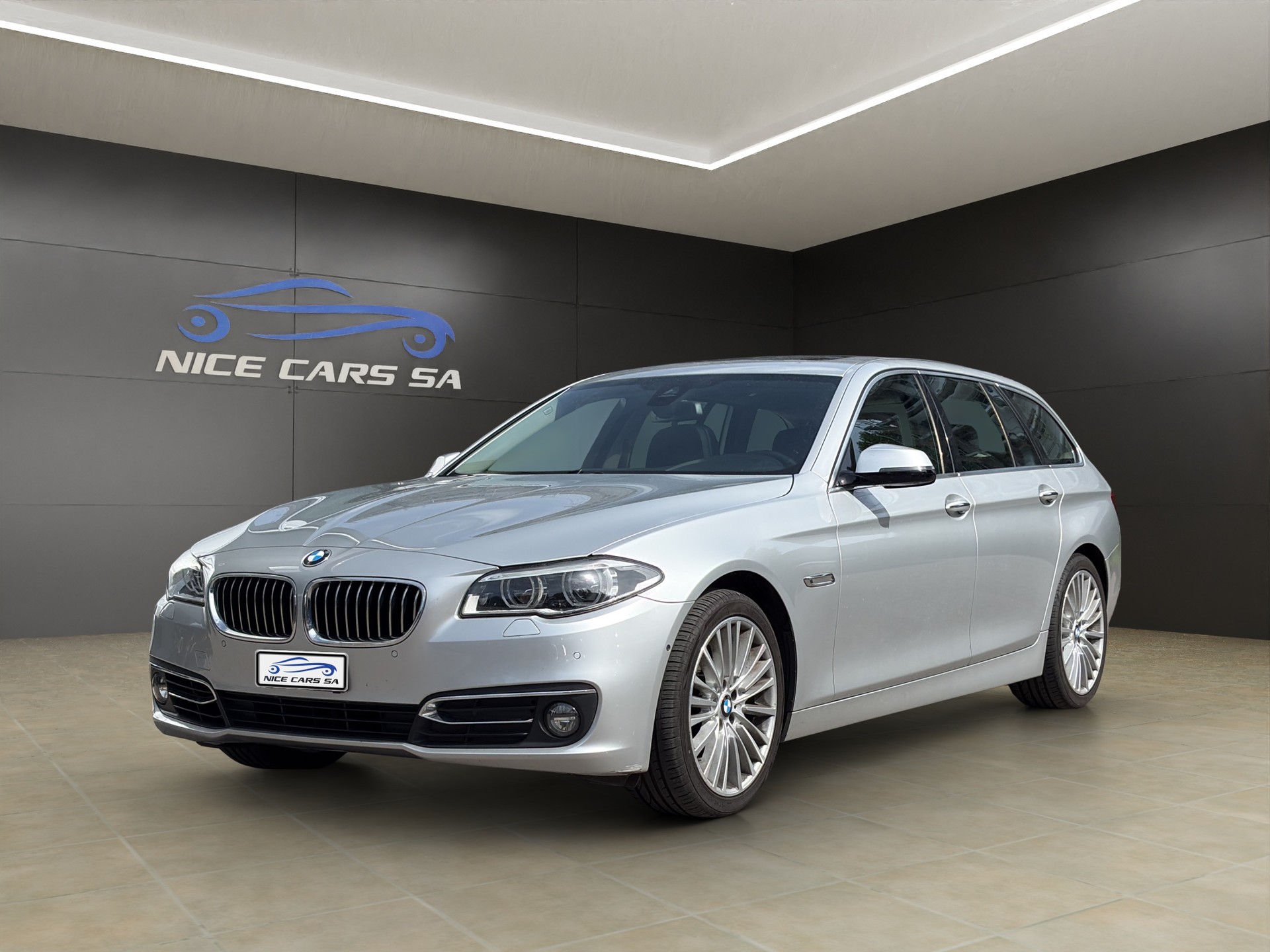 BMW 535i Touring xDrive Luxury Line Steptronic-image-0