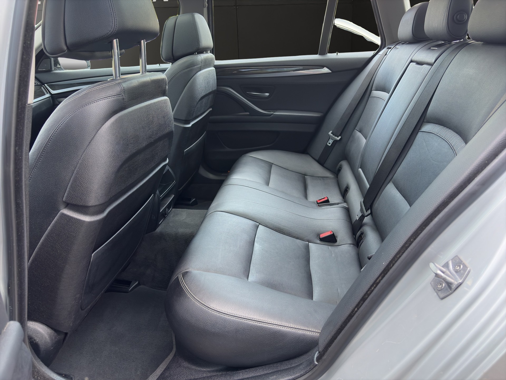 BMW 535i Touring xDrive Luxury Line Steptronic-image-23