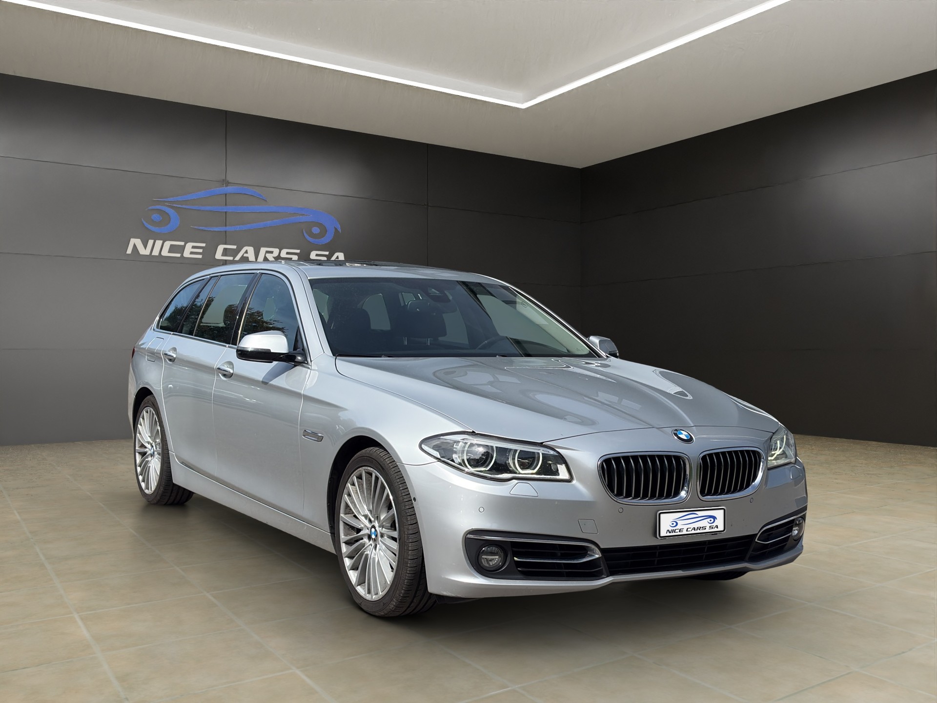 BMW 535i Touring xDrive Luxury Line Steptronic-image-1