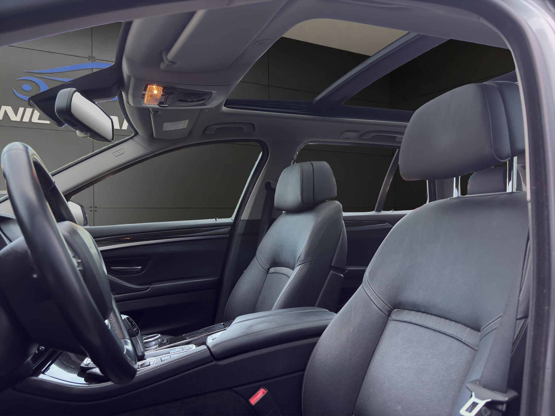 BMW 535i Touring xDrive Luxury Line Steptronic-image-22