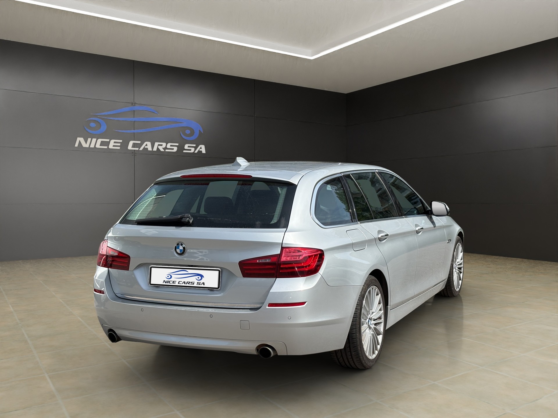 BMW 535i Touring xDrive Luxury Line Steptronic-image-4