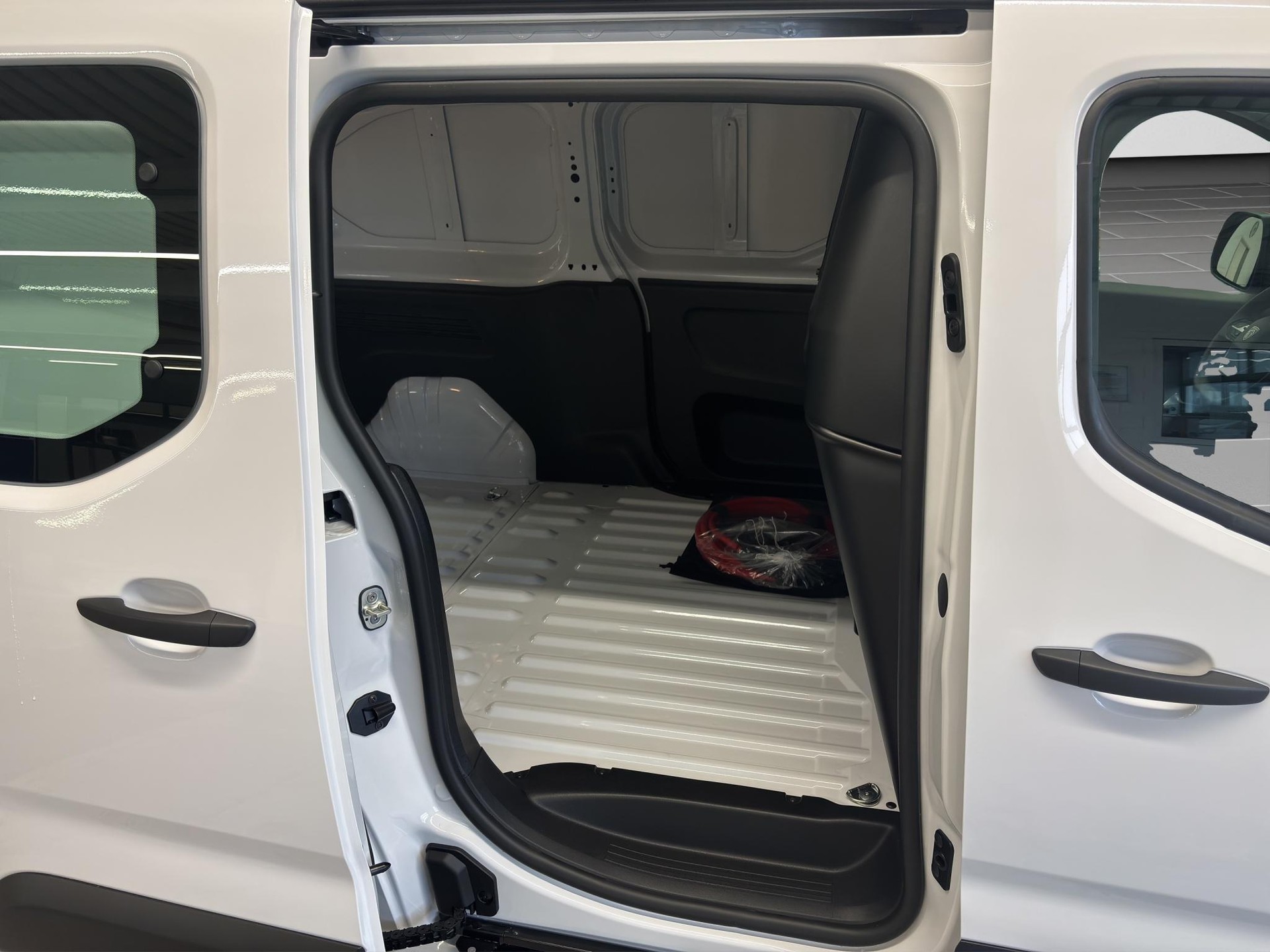 PEUGEOT e-Partner Kaw. 800 Long 50 kWh-image-13