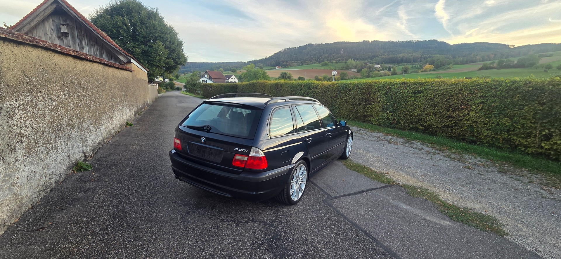 BMW 330i-image-3