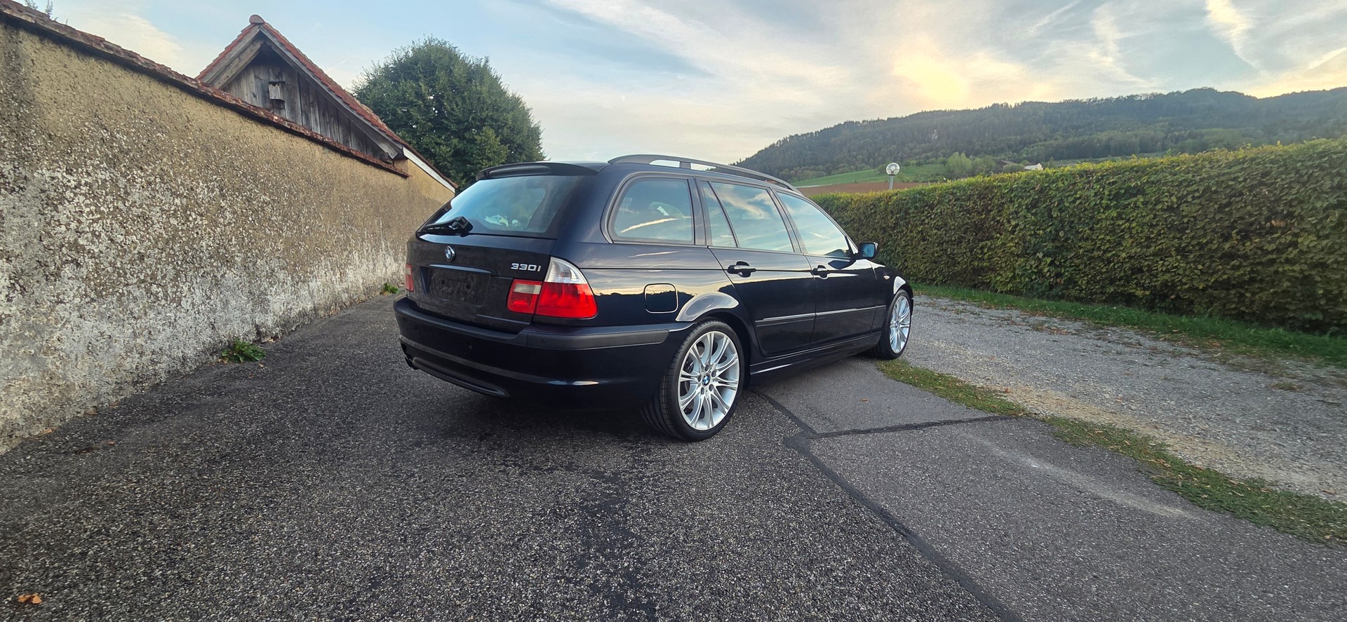 BMW 330i-image-2