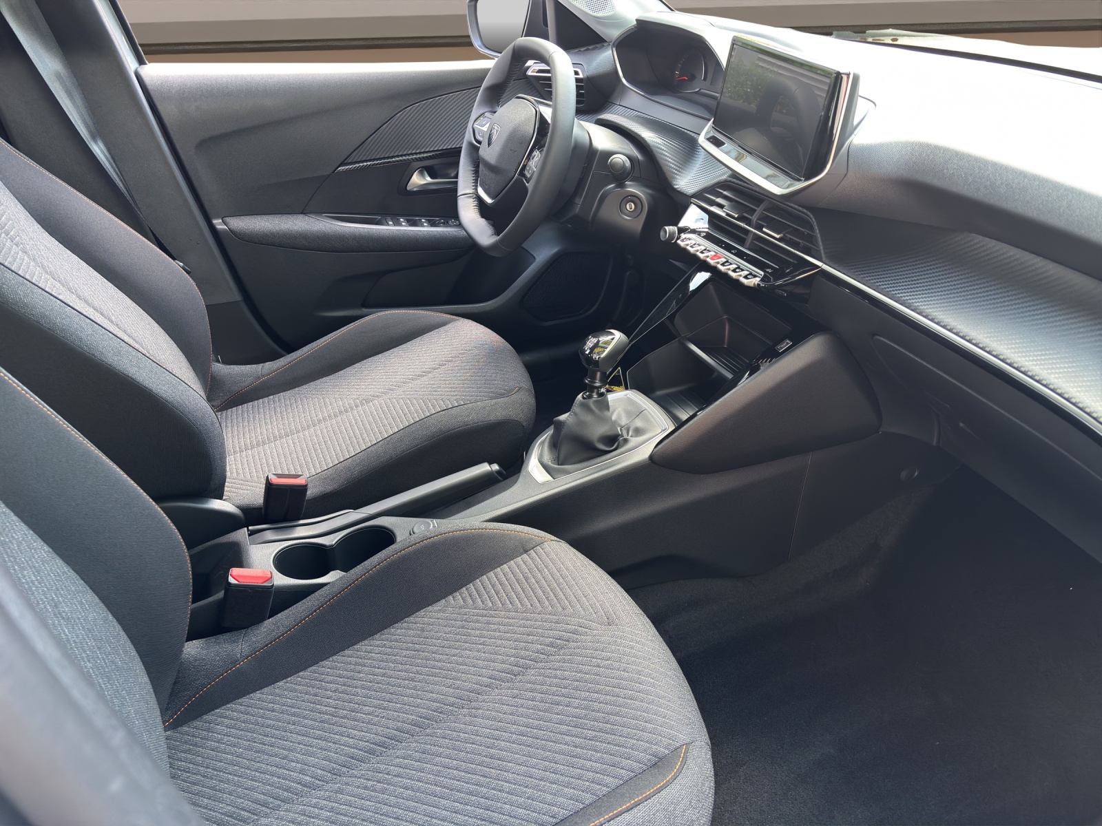 PEUGEOT 208 1.2 PureTech Style-image-10