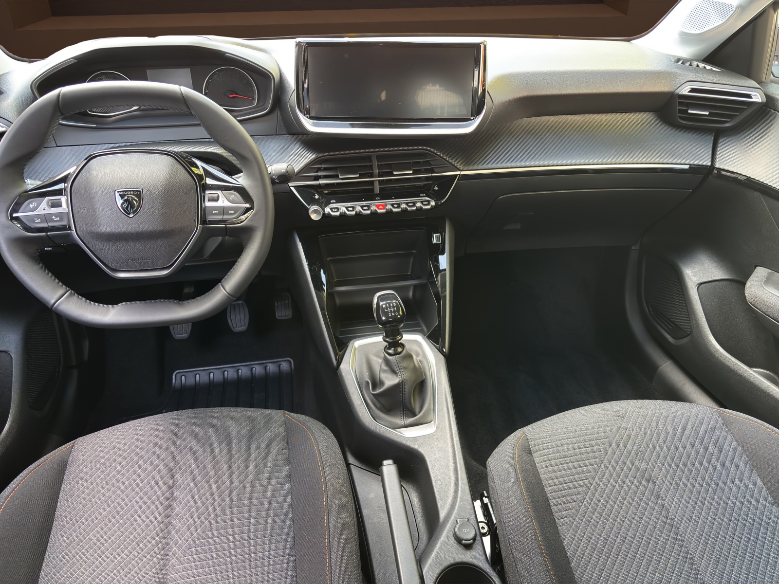 PEUGEOT 208 1.2 PureTech Style-image-8