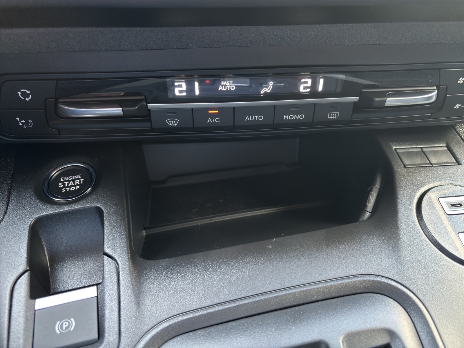 PEUGEOT Rifter Family Edition 1.5 HDi Automat-image-15
