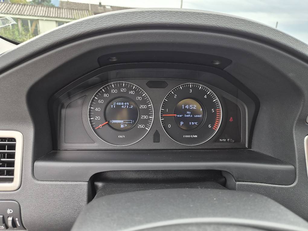 VOLVO V70 2.4D Momentum Geartronic-image-1